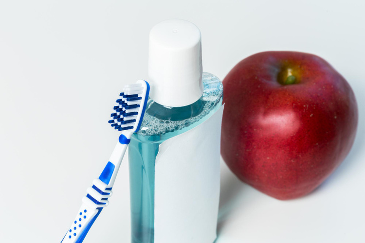 A brush, a mouthwash and an apple in order to prevent oral thrush