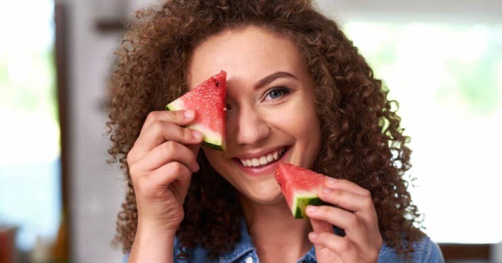 can you eat after a filling? A woman eating soft foods after dental filling