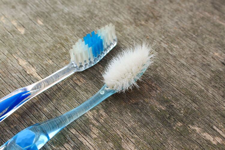 Comparison of a new toothbrush and a worn-out, used toothbrush side by side