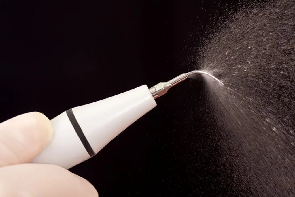 Dental tool spraying fine mist